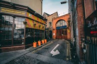 都柏林有一条充满活力的小巷，两旁林立着当地商店和乡村建筑