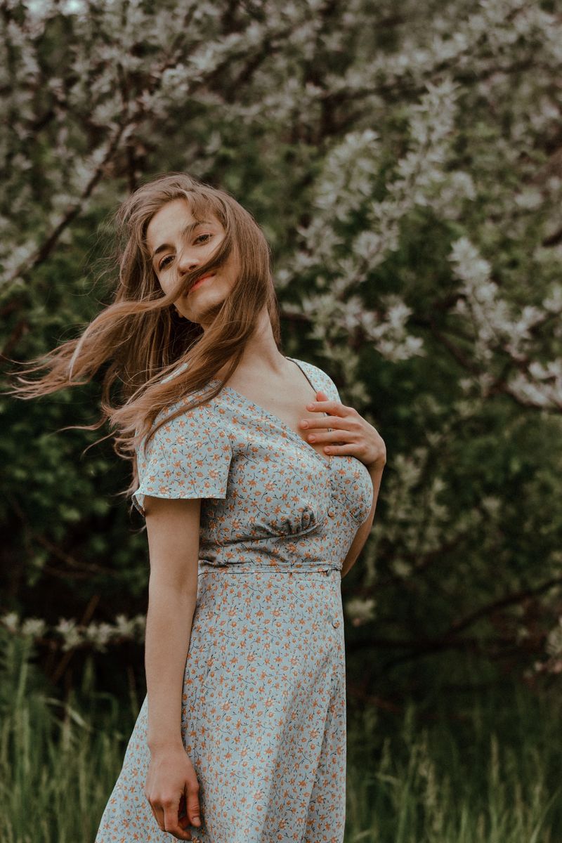 Modelo con vestido floral de primavera