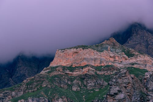 Foto profissional grátis de alta altitude, enevoado, montanha