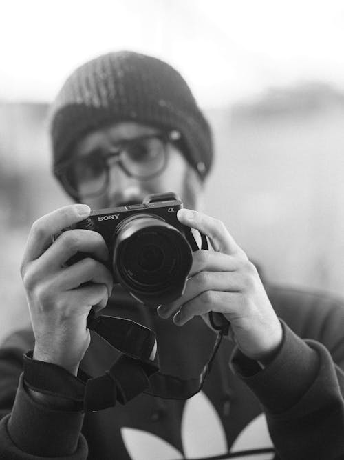 Foto stok gratis fotografer, grayscale, kamera