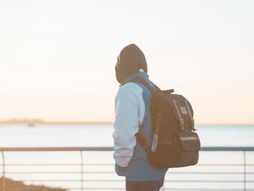 Kostenloses Stock Foto zu person, rückansicht, rucksack