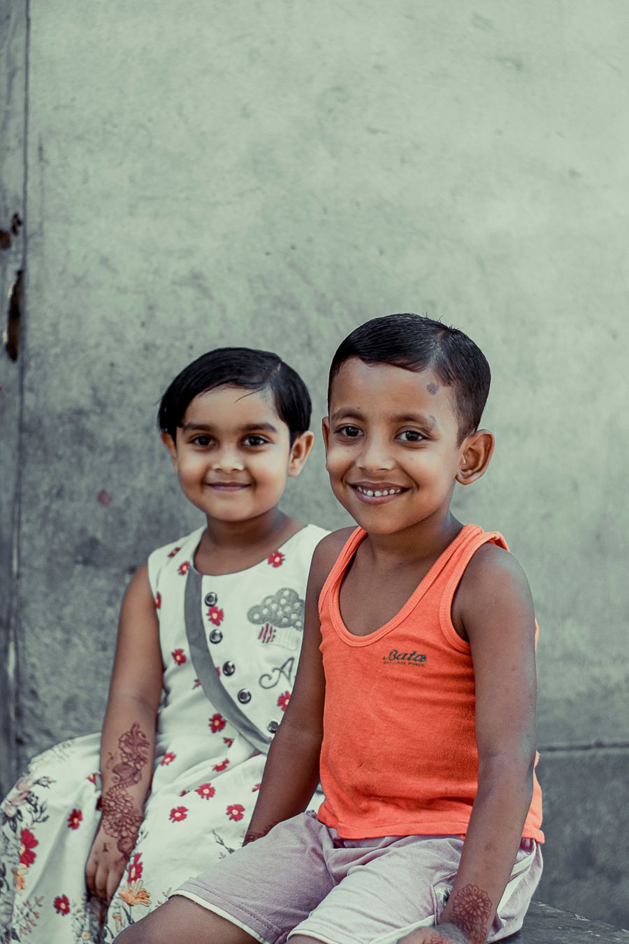 Kids photography — siblings smiling for the camera