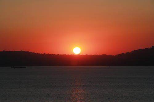 Pôr Do Sol Incrível Na Costa Escura E No Rio