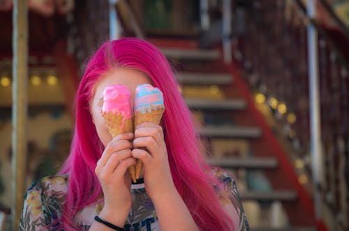 Foto profissional grátis de alimento, cabelo colorido, casquinhas de sorvete