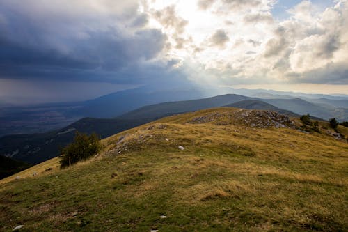 Immagine gratuita di catena montuosa, cielo nuvoloso, erba