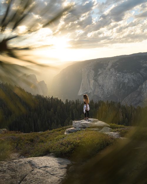 Free A woman gazes across the stunning landscape of Yosemite Valley at sunrise. Stock Photo