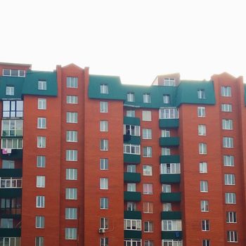 Yeşil çatılı Ve Balkonlu Modern Apartman Bloğu