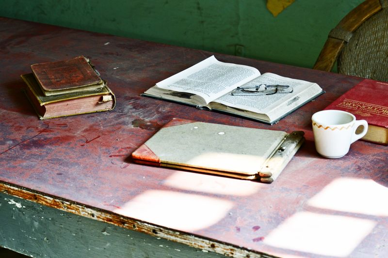 Manuscrit annoté, stylo et carnet sur un bureau en bois