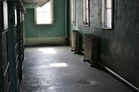 阳光透过窗户，射入一栋废弃建筑中空荡荡的走廊