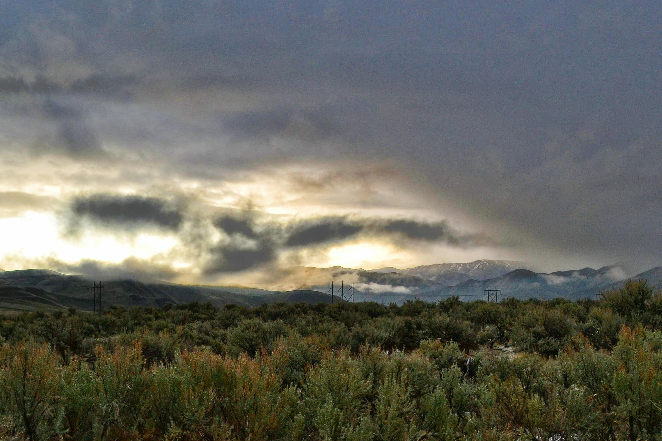 山峦上雾气缭绕，日落天空的景色十分壮观