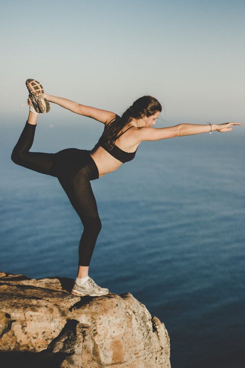 Mujer Vestida Con Sujetador Negro Y Pantalones En La Cima De La Montaña Cerca Del Lago