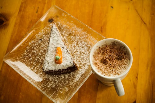 Tasse Et Dessert En Céramique Blanche