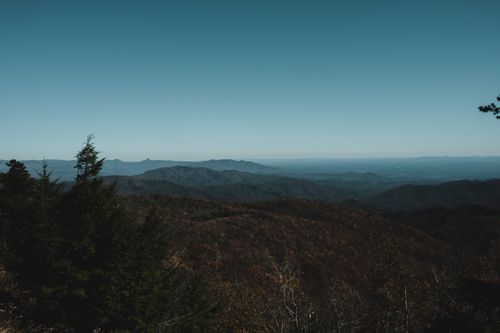 Free A serene aerial view of lush forests and mountains, perfect for nature enthusiasts. Stock Photo