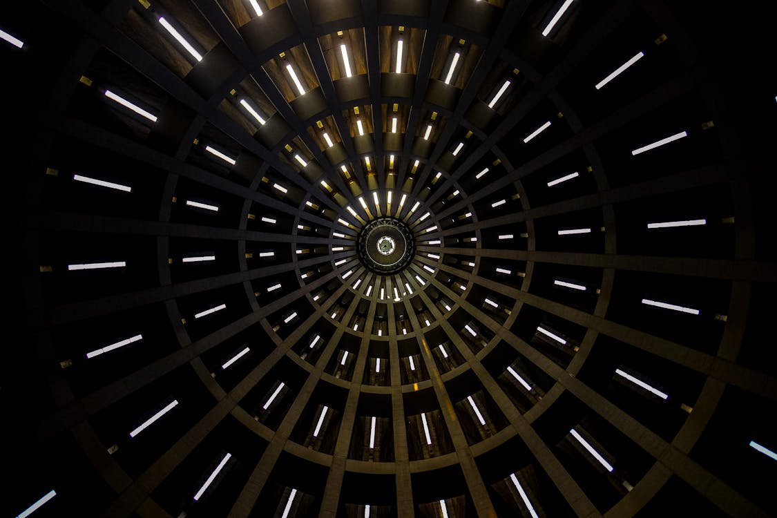 無料 トンネルのローアングル写真 写真素材