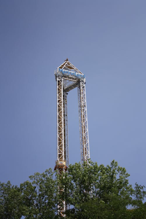 Бесплатное стоковое фото с башня, вертикальный выстрел, голубое небо