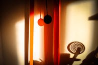 温暖的灯光下，厨房用具的轮廓投下艺术的阴影