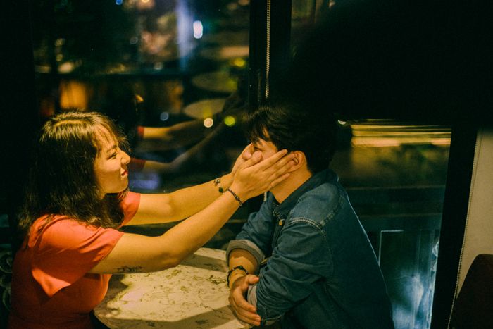 Couple sharing a quiet moment in a cosy café, a relaxed setting for a first date