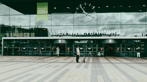 Interno della stazione di Vienna Hauptbahnhof con tabellone delle partenze.