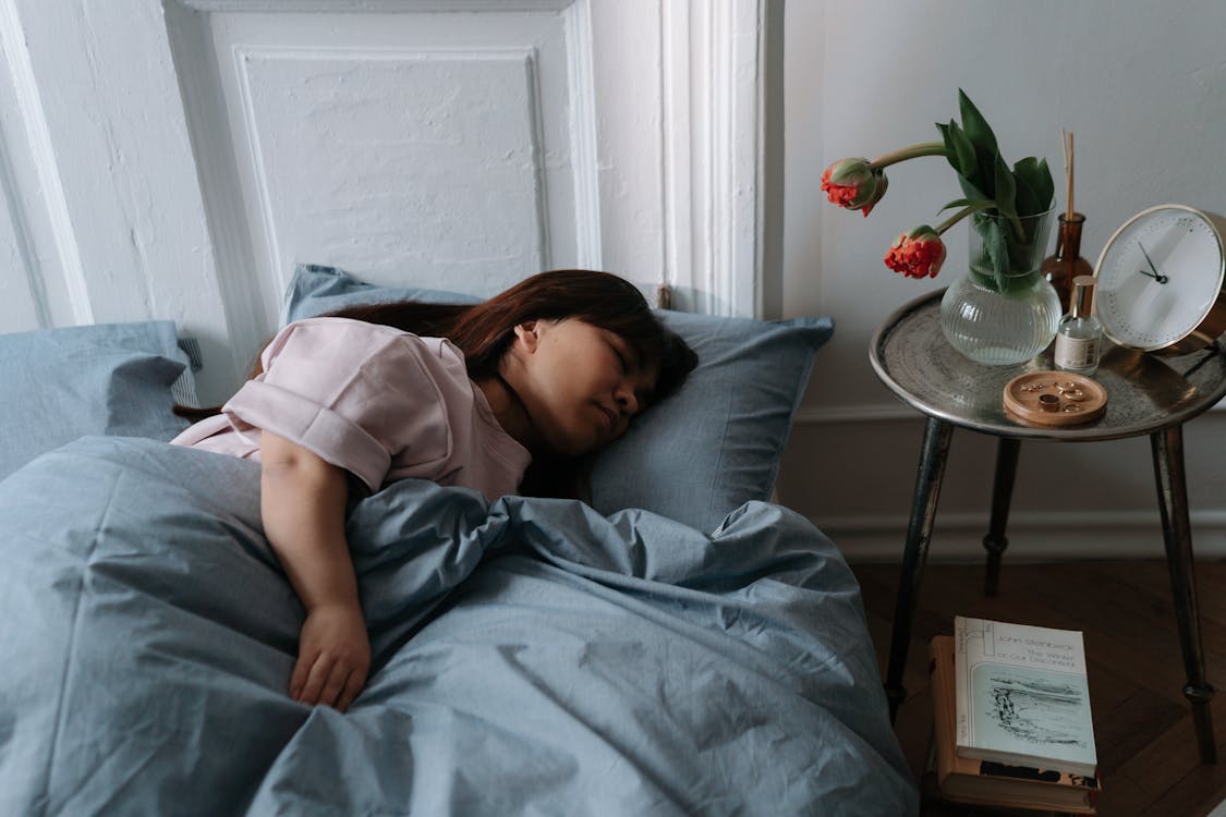 Free Woman with dwarfism sleeping in bed Stock Photo