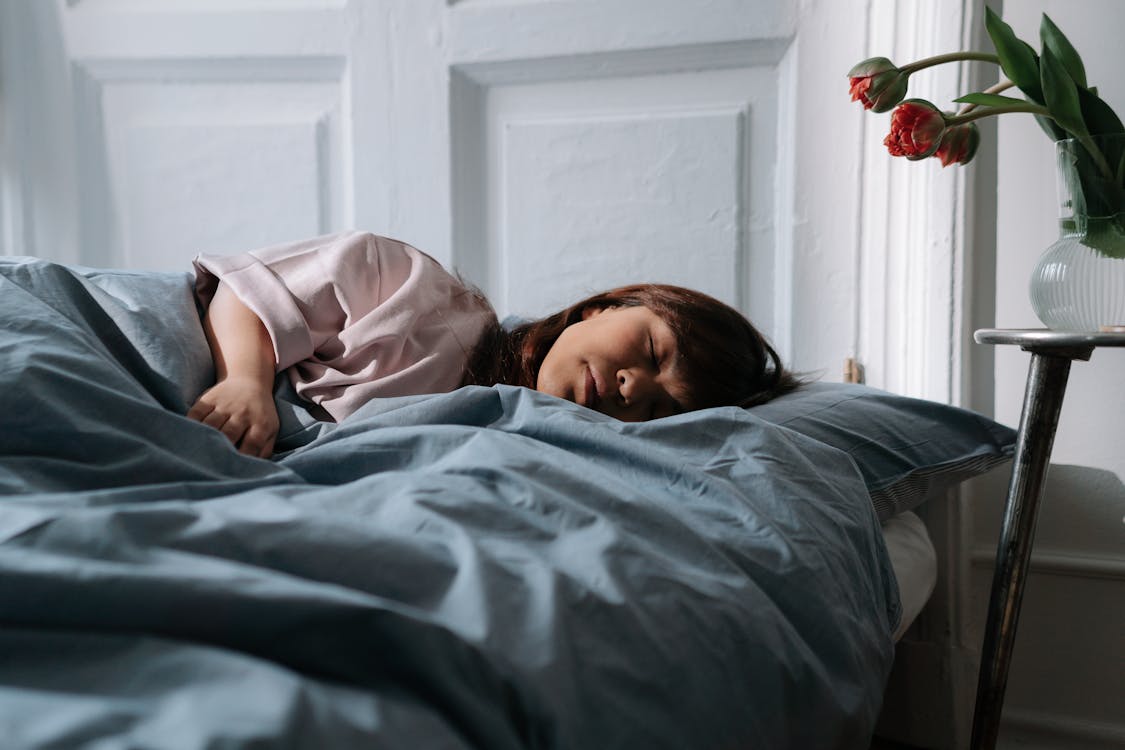 Free Woman with dwarfism sleeping in bed Stock Photo