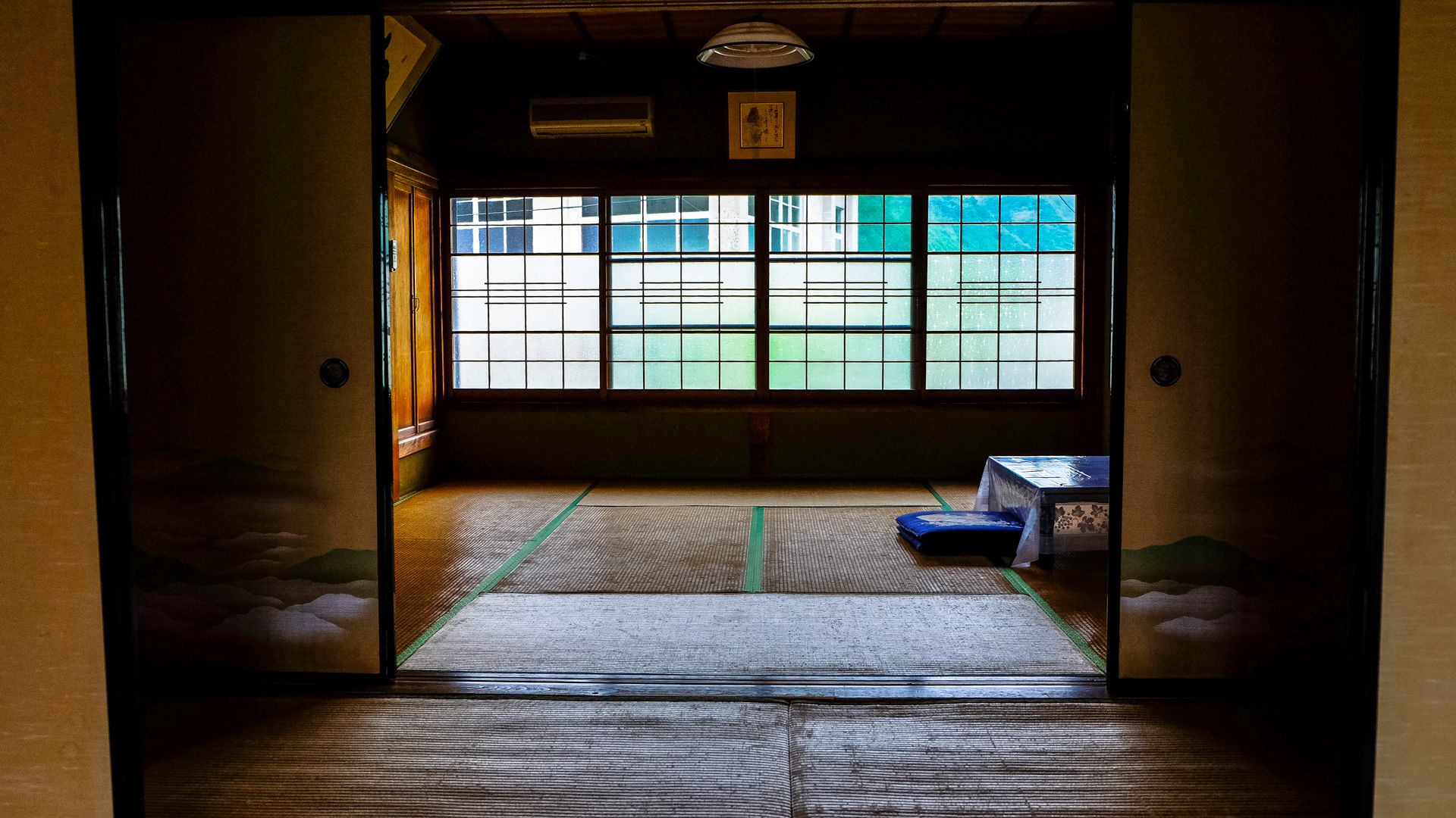 Ruang tatami tradisional untuk suasana ryokan Jepang