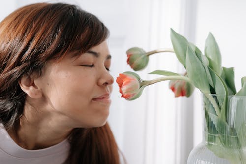 Gratis lagerfoto af asiatisk kvinde, blomst, brunt hår Lagerfoto