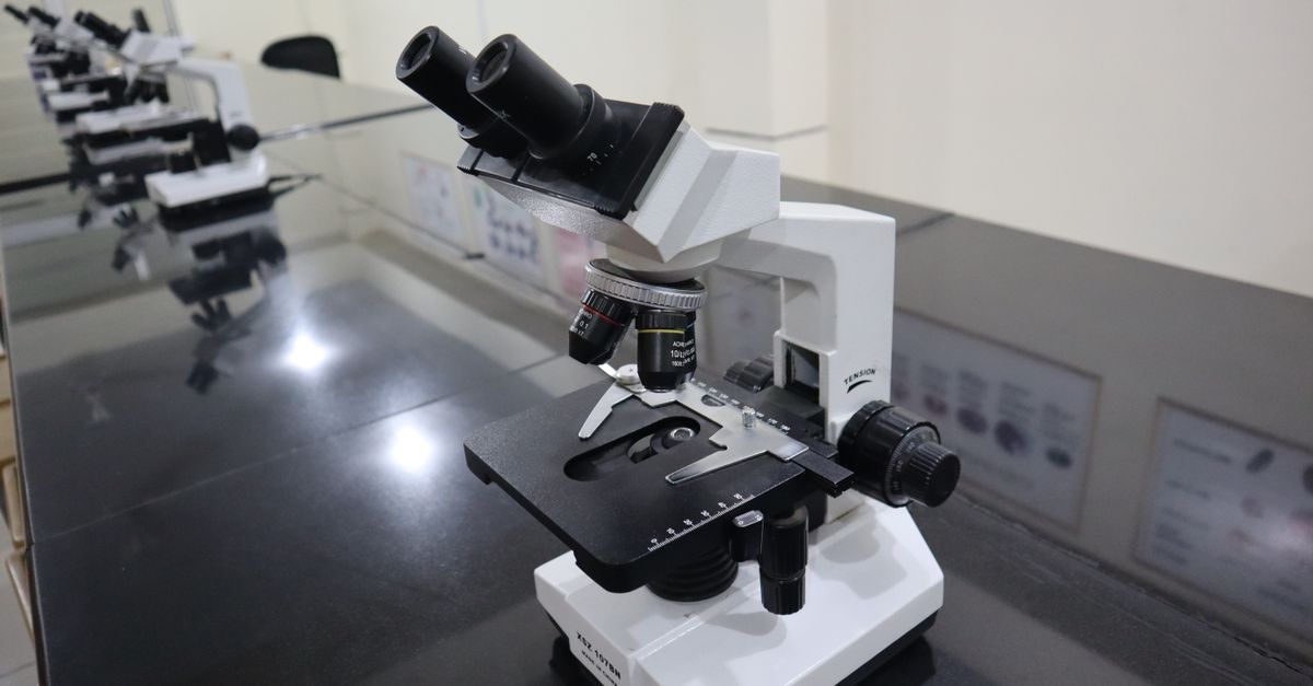 High-quality image of a microscope in a laboratory setting, perfect for science and research themes.