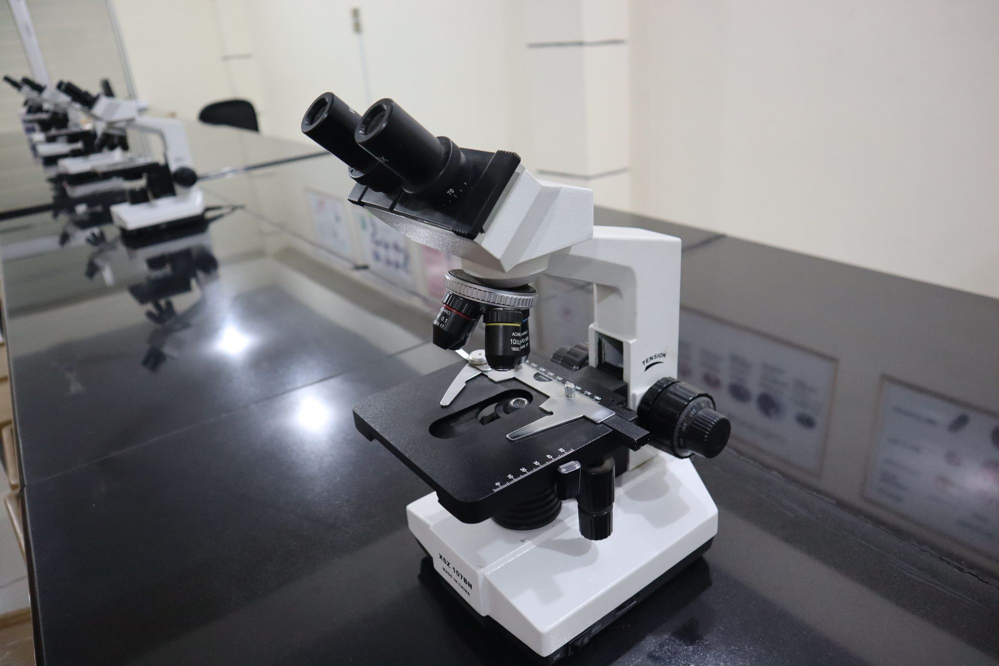 High-quality image of a microscope in a laboratory setting, perfect for science and research themes.