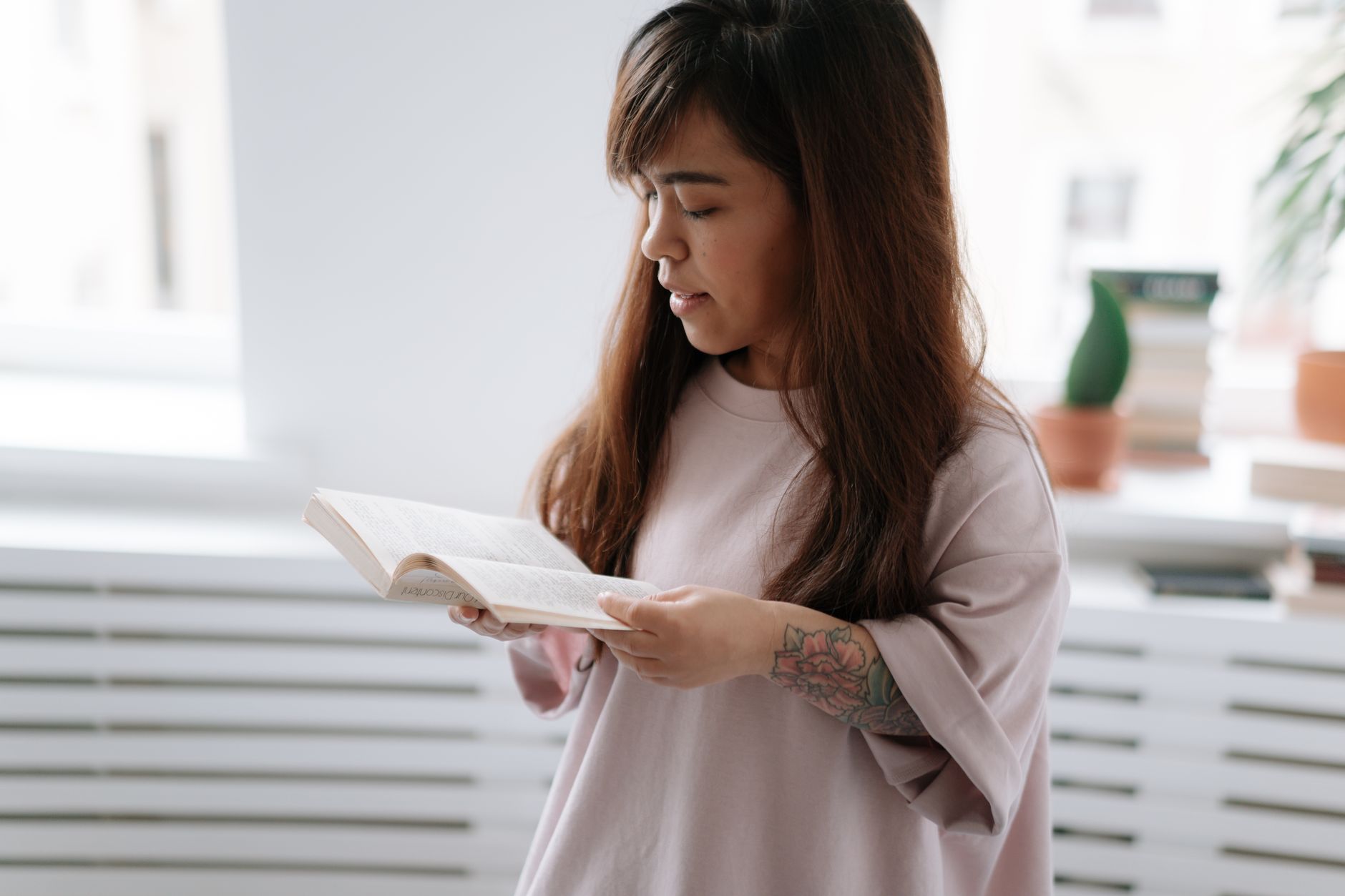 Đọc sách là cách tuyệt vời để các cung Đất thư giãn và nạp năng lượng.