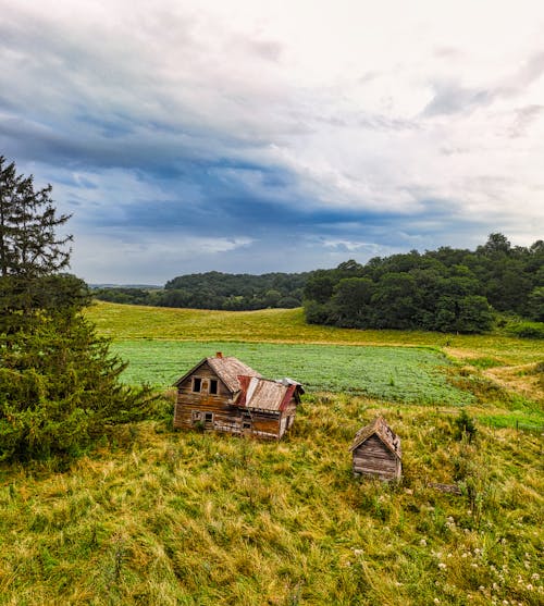 Free Brown Wooden House on Farmland Under Cloudy Sky Stock Photo