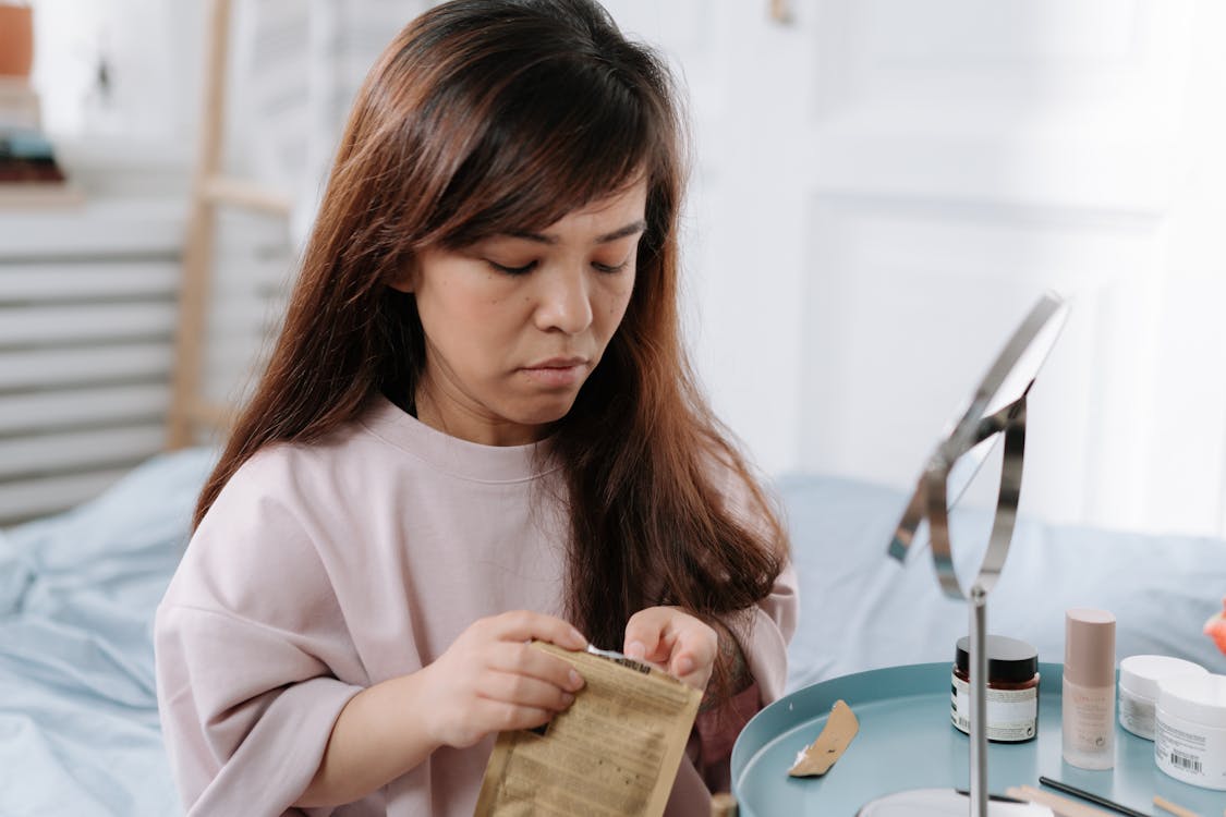 Free Woman with dwarfism opening sachet Stock Photo