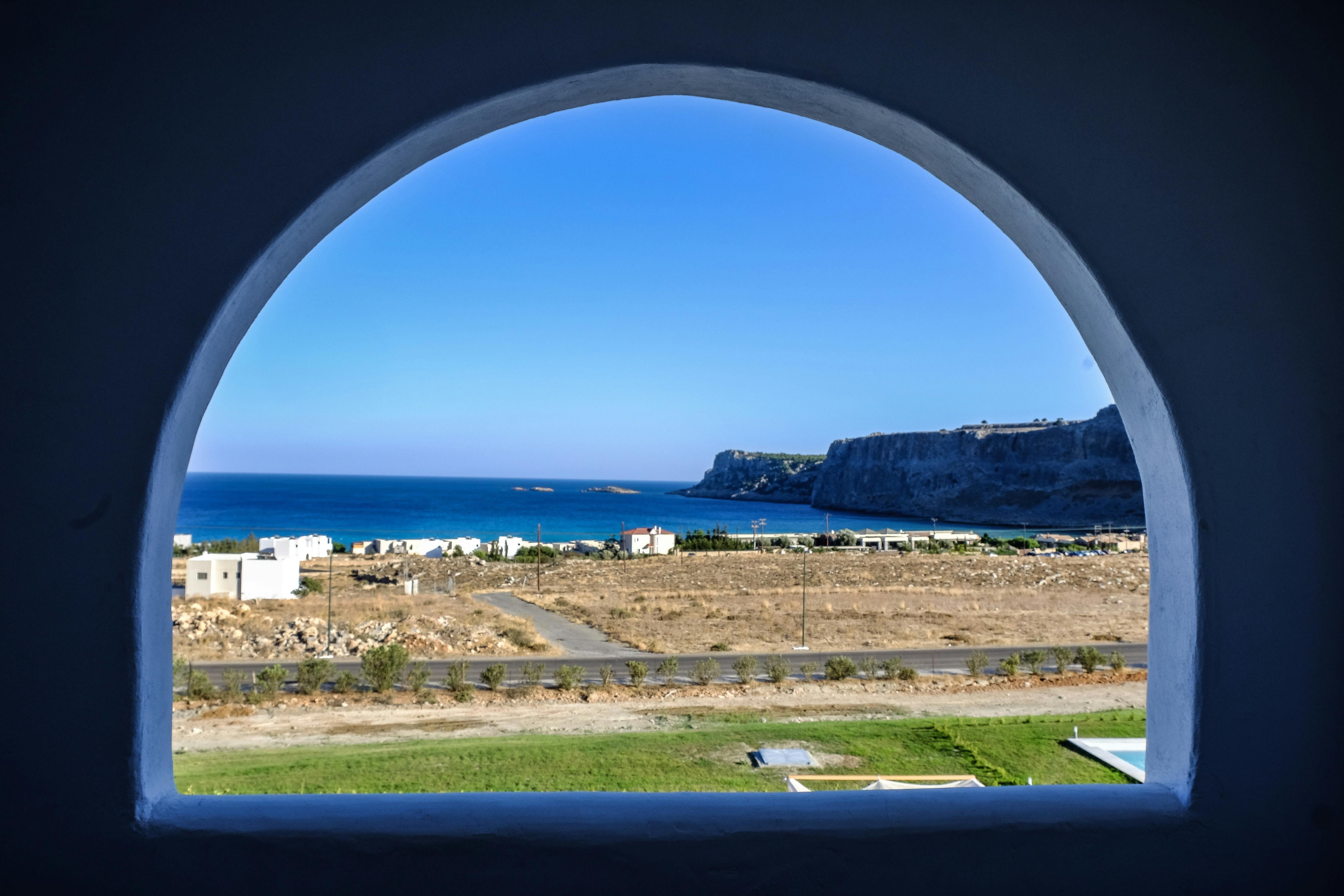 拱形窗户将海岸和悬崖的风景映衬得格外迷人，非常适合自然爱好者