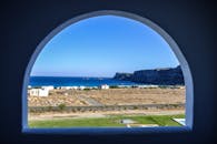 拱形窗户将海岸和悬崖的风景映衬得格外迷人，非常适合自然爱好者