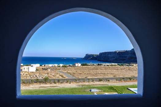 拱形窗户将海岸和悬崖的风景映衬得格外迷人，非常适合自然爱好者