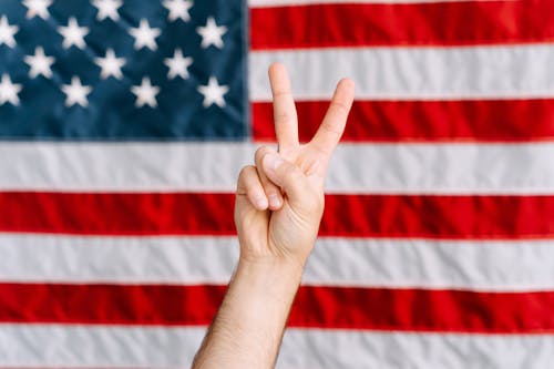 Gratis lagerfoto af amerikansk flag baggrund, fredstegn, hånd