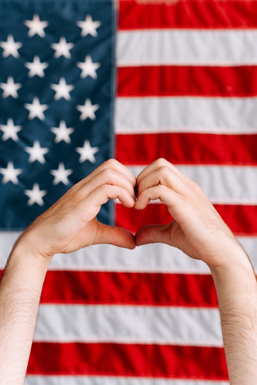Gratis lagerfoto af amerikansk flag baggrund, hænder, hjerte
