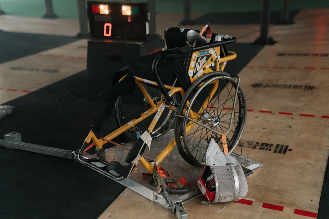 Matériel de sport adapté dans un gymnase