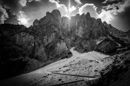 Fotografia In Scala Di Grigi Della Montagna Sotto Le Nuvole