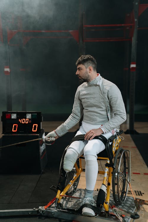 Free Paralympic foiler on wheelchair Stock Photo