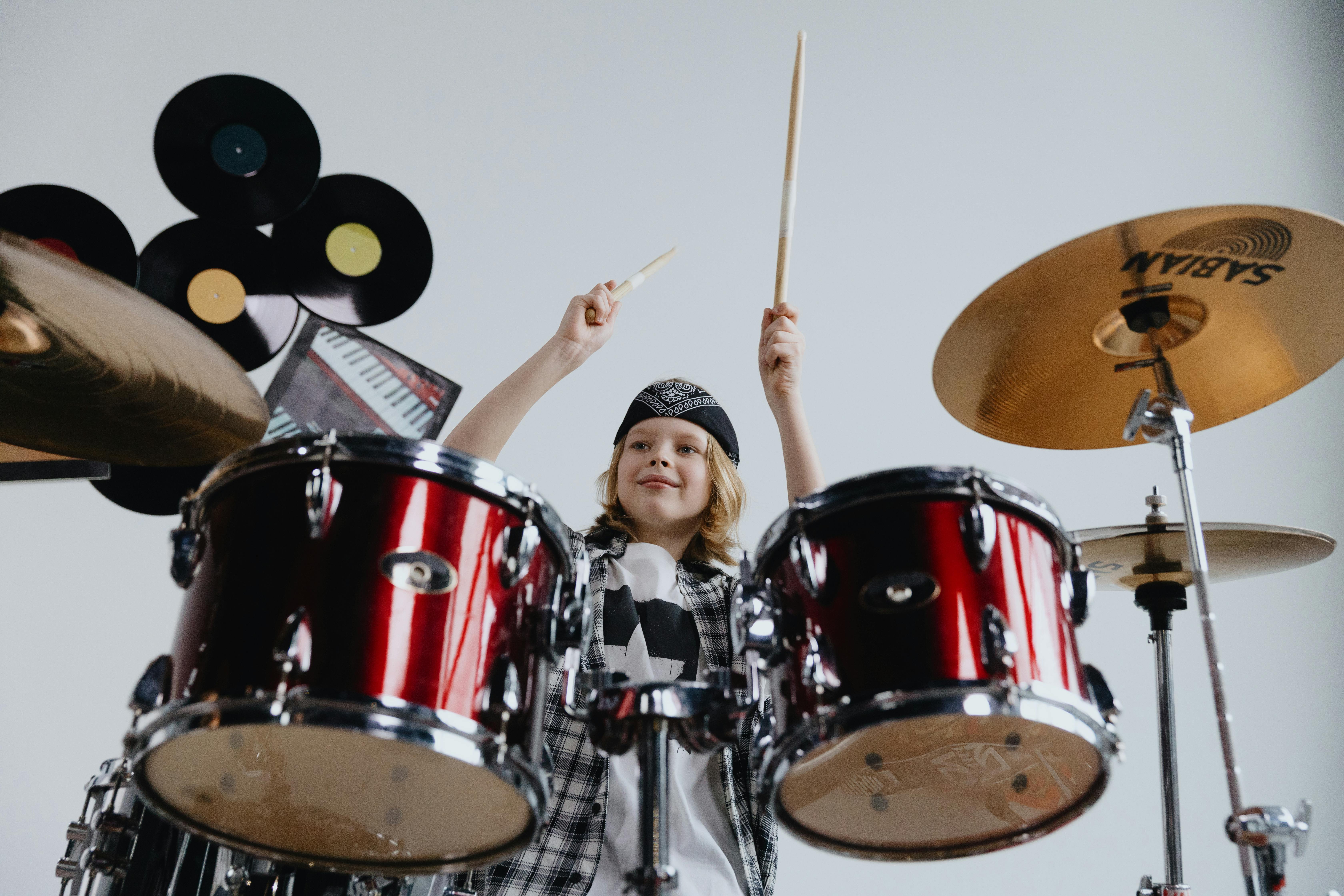 Toma de ángulo bajo de una niña tocando la bateríaToma de ángulo bajo de una niña tocando la batería  