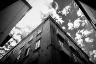 低角度拍摄的单色城市建筑与戏剧性的云彩