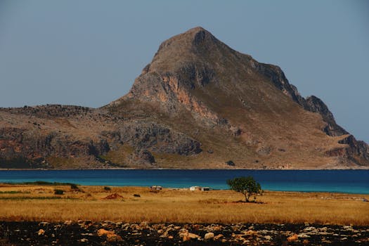 这片山地风景如画，有宁静的湖泊和充满活力的自然风光