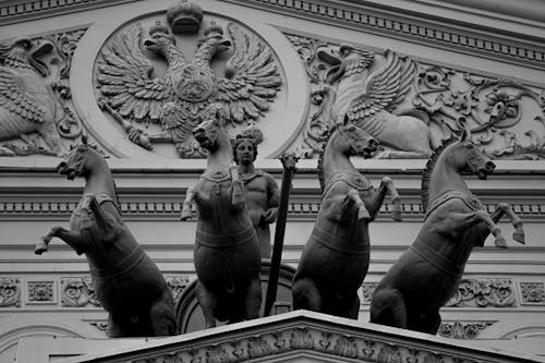 atlar, bina cephesi, heykeller içeren Ücretsiz stok fotoğraf