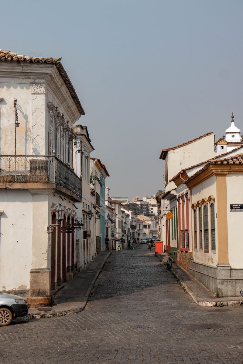Rua histórica no Centro de Guaratinguetá com casarões coloniais