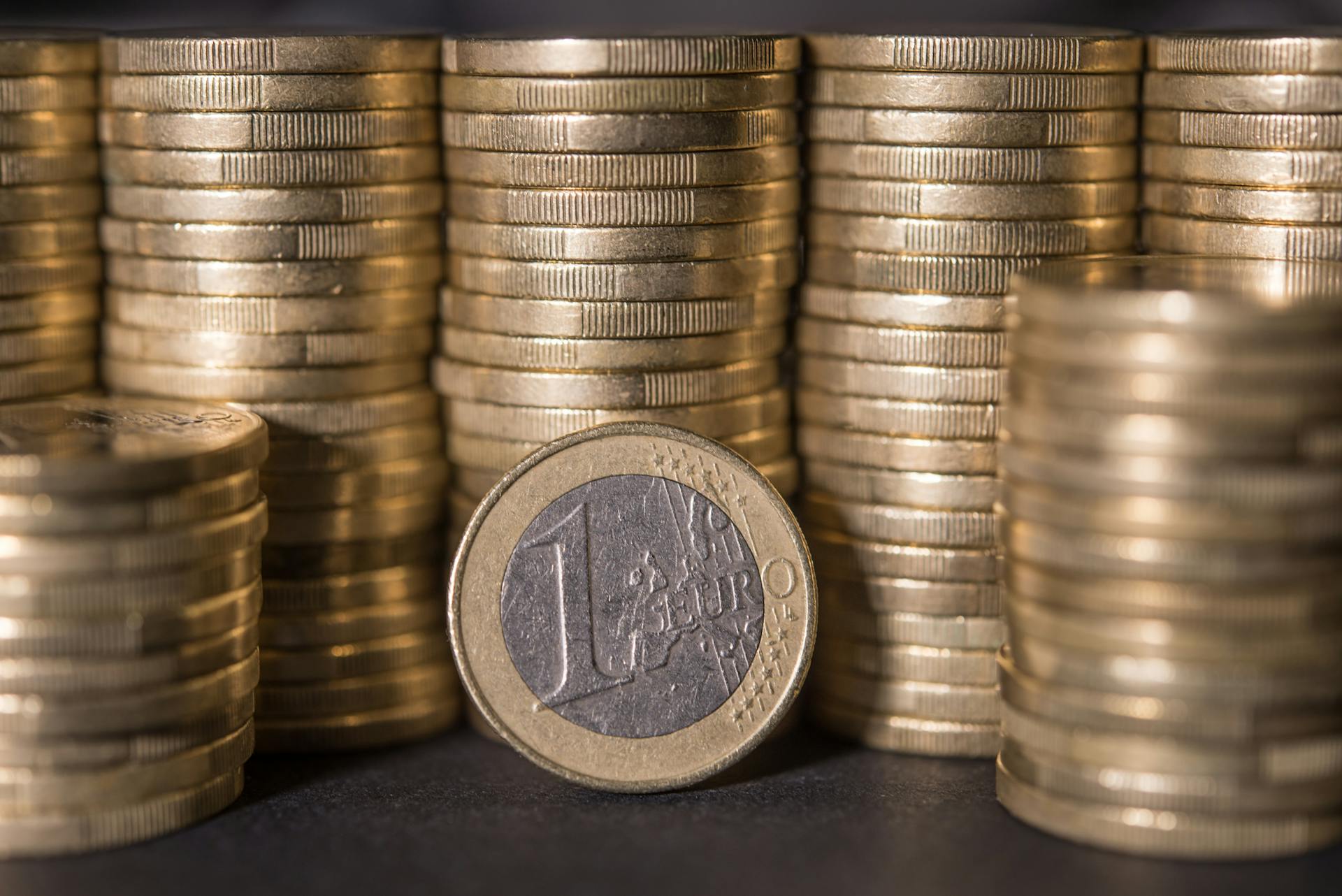 Close-up of stacked euro coins highlighting currency and finance in a macro perspective.