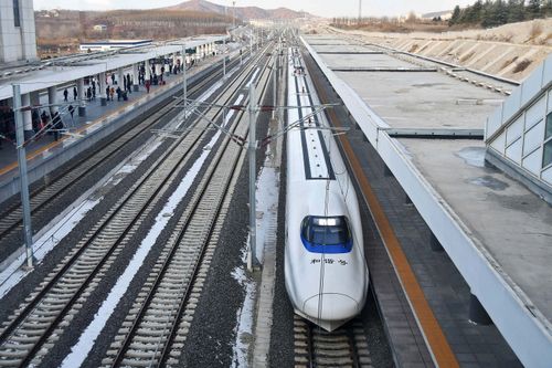 Free A high-speed bullet train at a modern railway station during the day, showcasing efficient public transport. Stock Photo