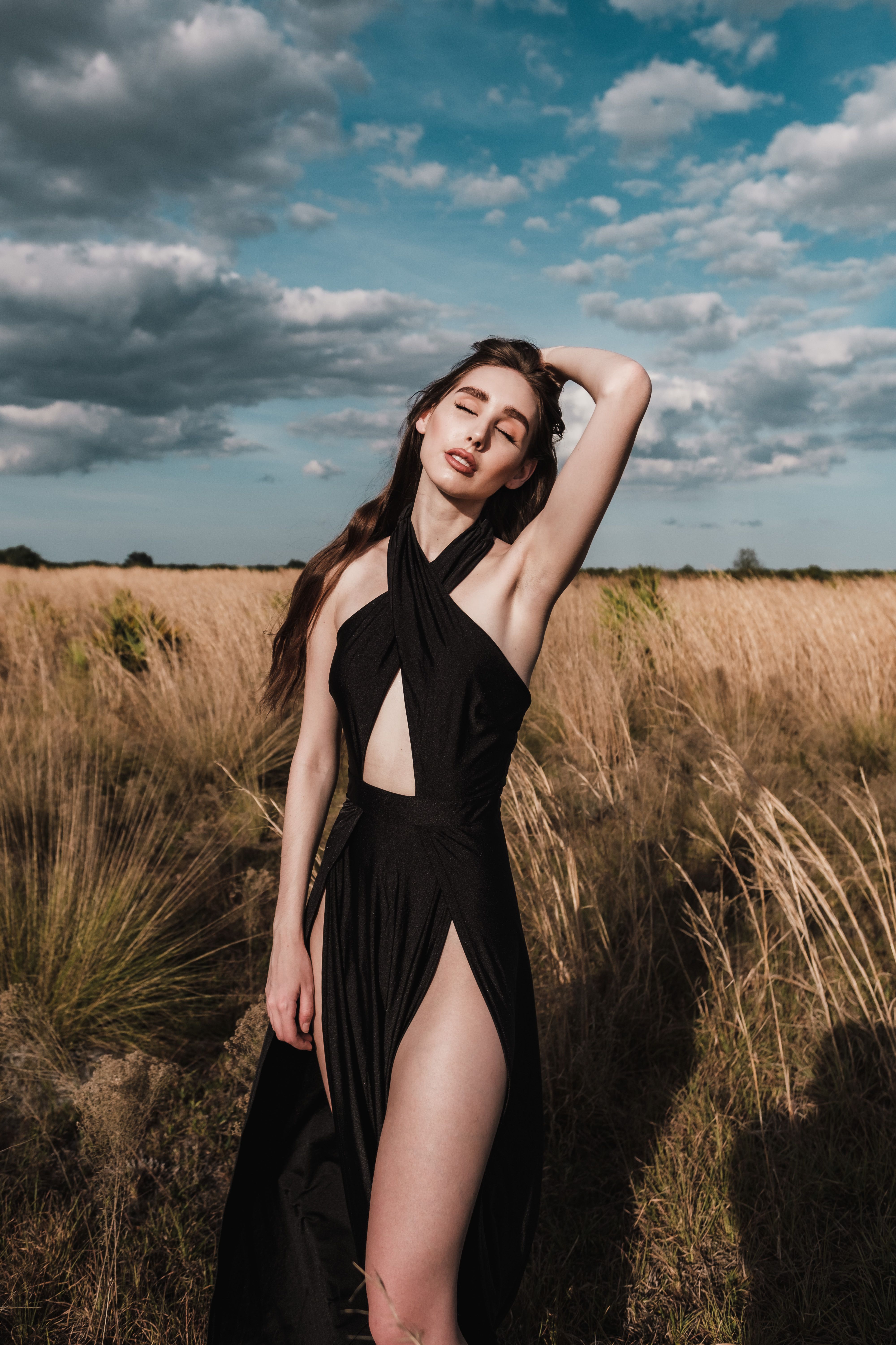 Beautiful Woman Posing in the Field · Free Stock Photo