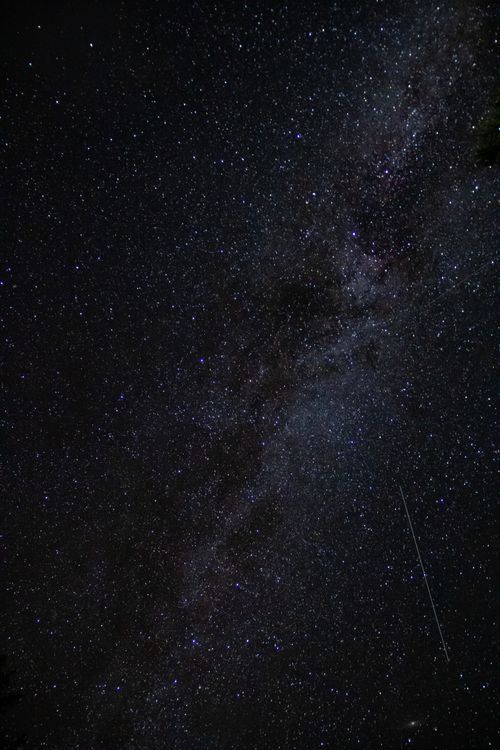 Free Captivating starry sky with a shooting star, perfect for celestial themes. Stock Photo