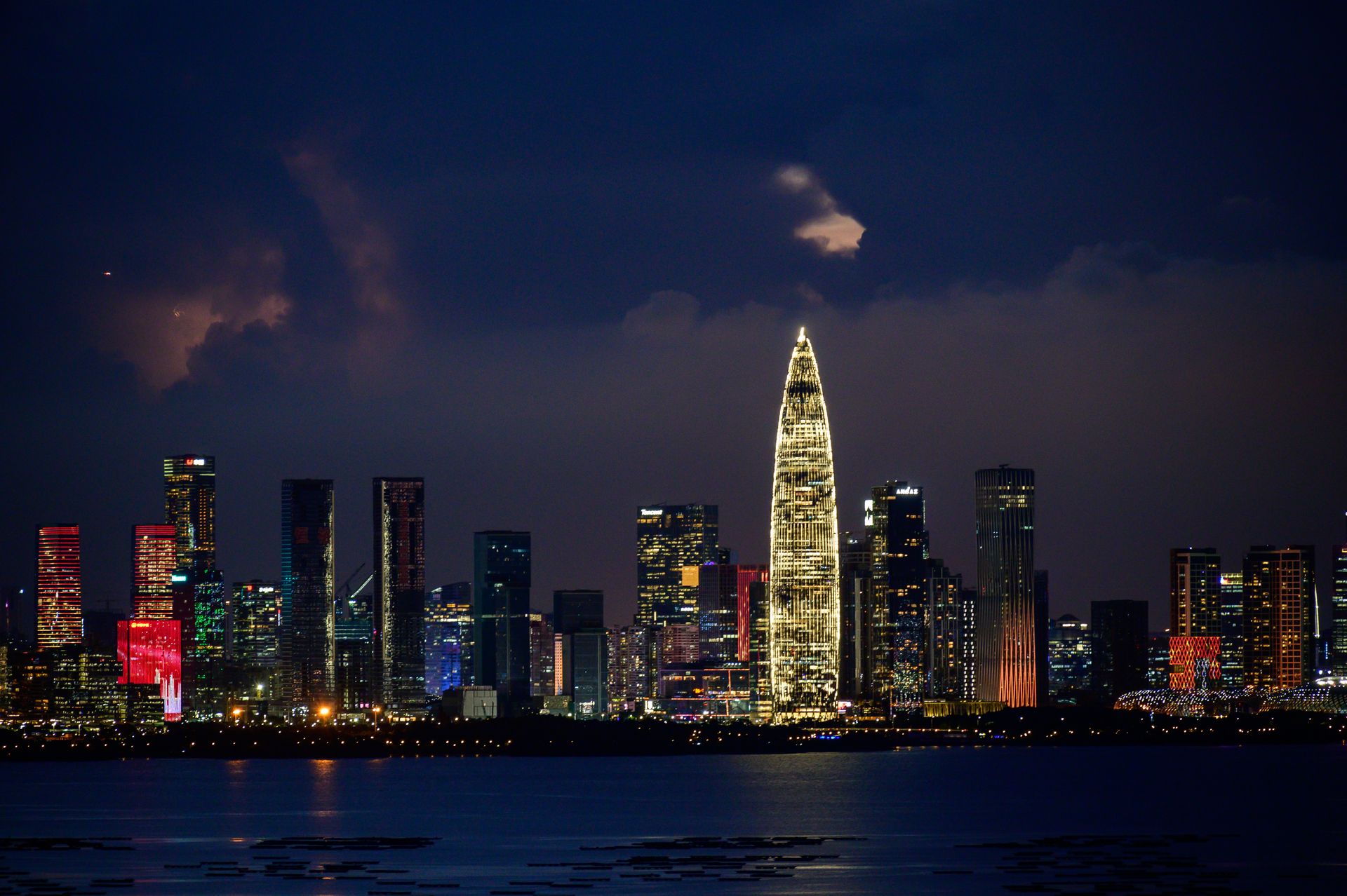 Shenzhen'in gece ışıkları altındaki modern silüeti