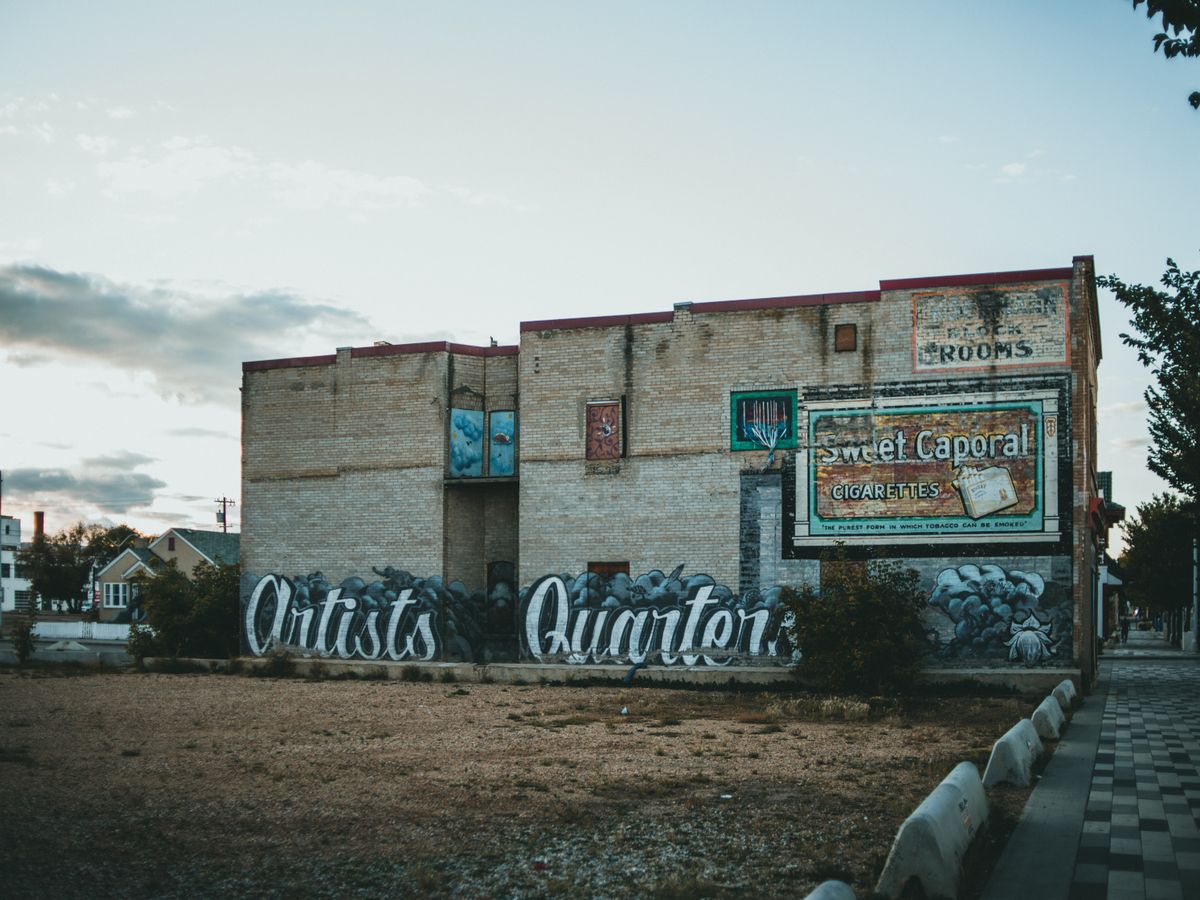 Muro urbano con grafitis y pintadas superpuestas